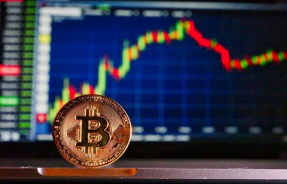 Crypto market faces $900 million liquidation as Bitcoin retreats to $65k ahead of the halving.